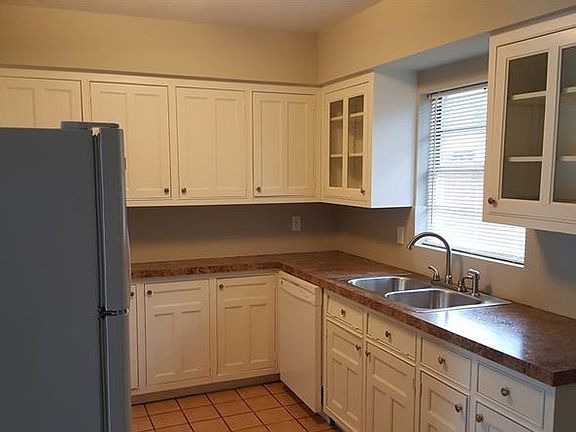 4th image of 609 Thomas Ave