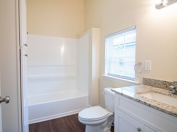 421-PEAKE-ST-2-BATHROOM_02222023