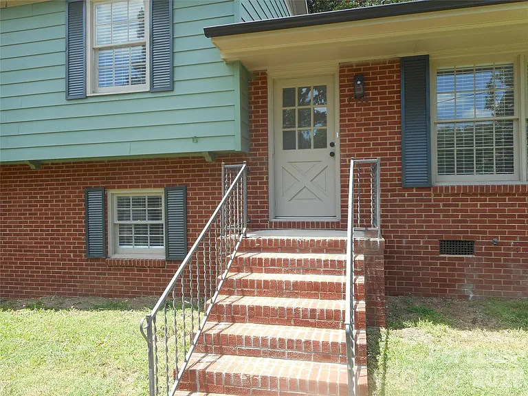7556 Thorncliff Dr — Photo 3