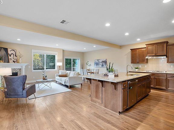 5th image of 3819 SE Willamette Ave
