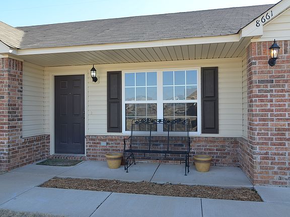 Spacious entry to home