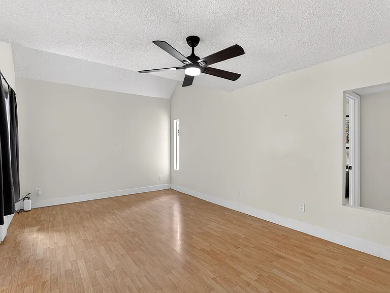 946 E Diamond Dr — Photo 4