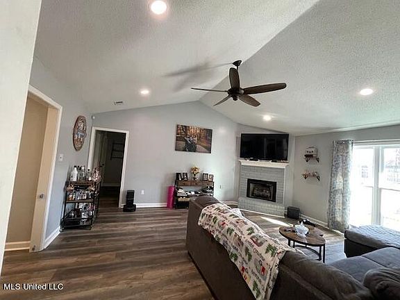 3rd image of 6960 Amanda Dr N