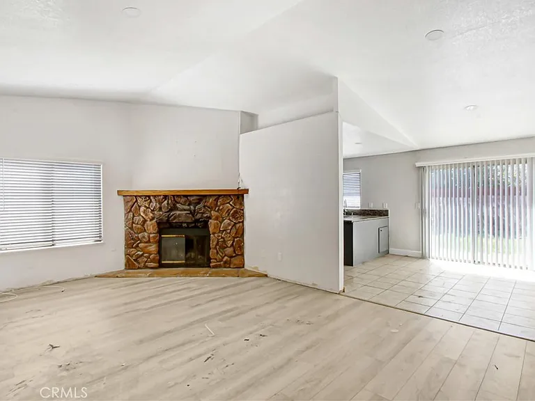 1142 W King St — Photo 2