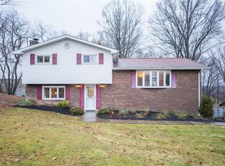 127 Rolling Hills Dr, Zelienople, PA 16063