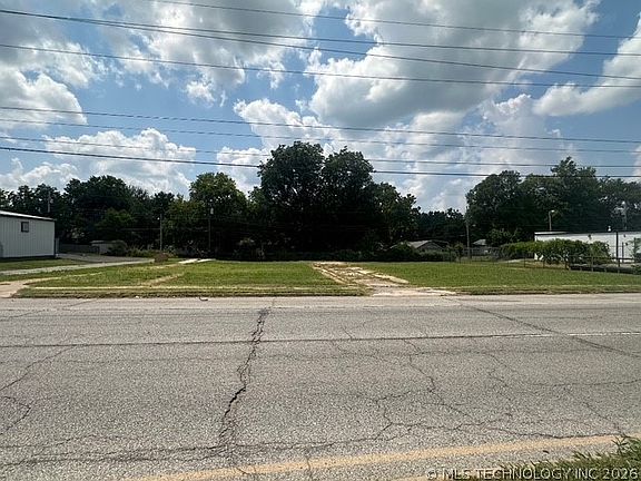 2nd image of 820 S Wood Dr
