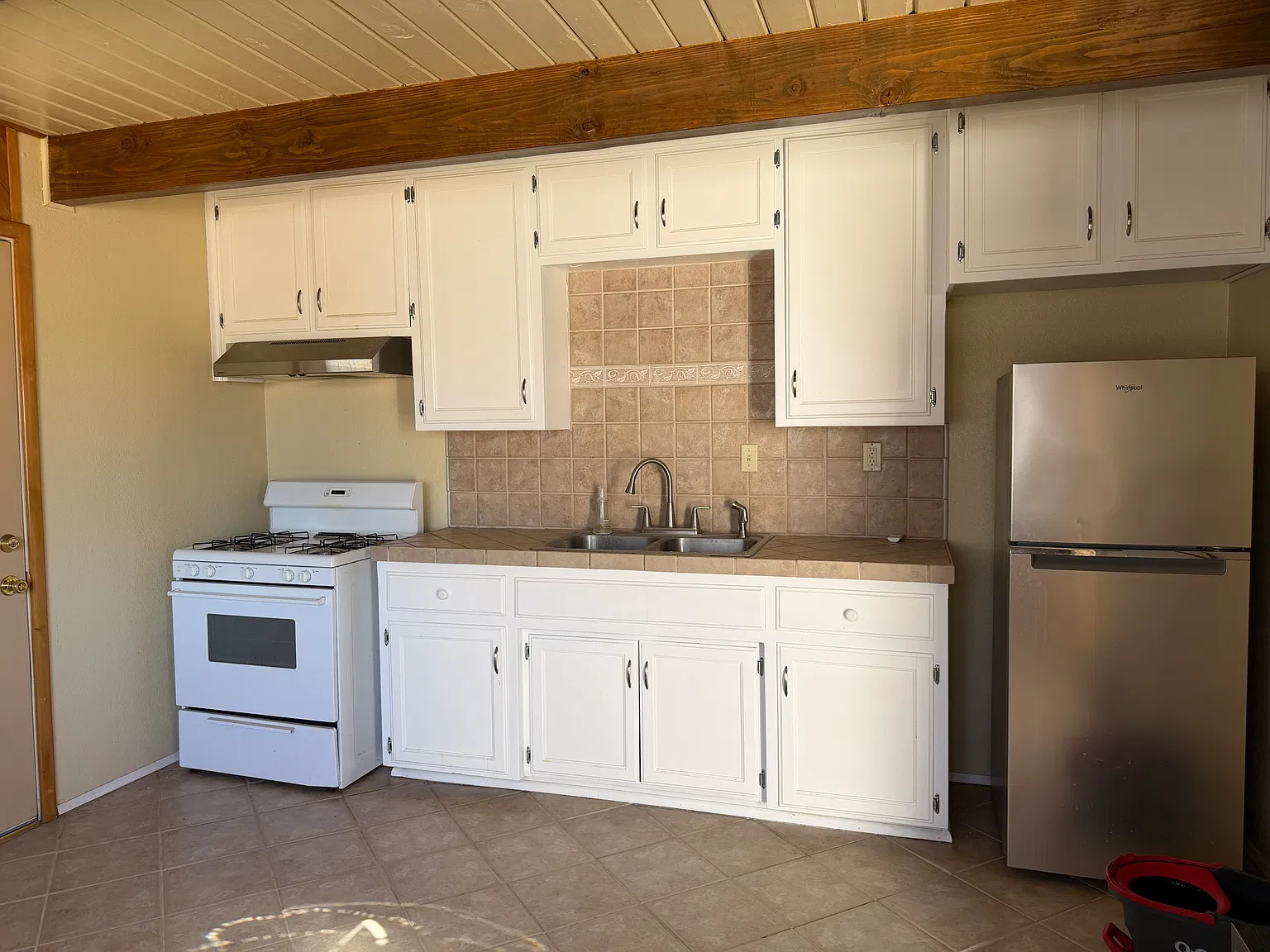 2 bed, 1.5 bath, 1100 sqft, $1,400 — Photo 3