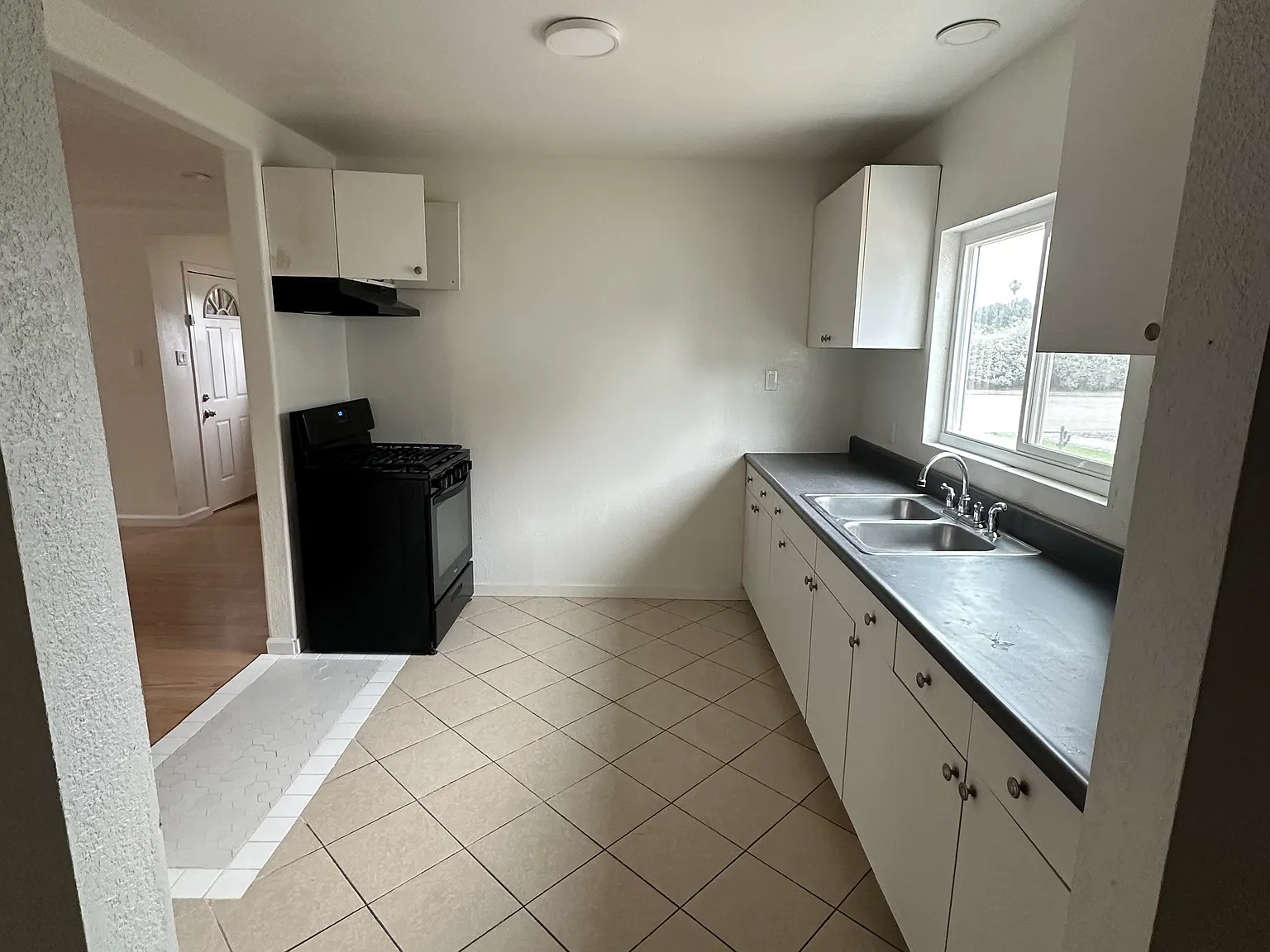 3 bed, 1065 sqft, $2,495 — Photo 2