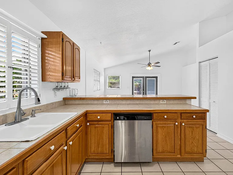 3105 Saint Clair Ave — Photo 10