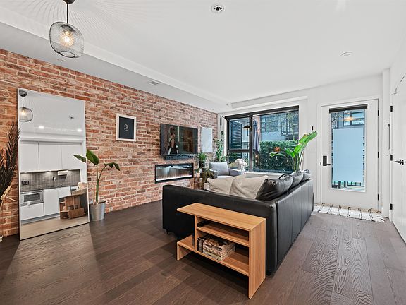 3rd image of 2726 Spring St