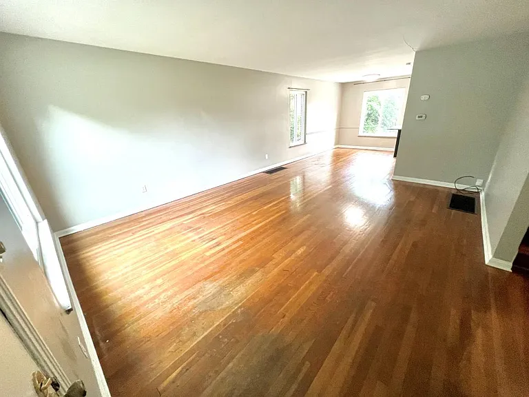 1527 Waltham Rd — Photo 6