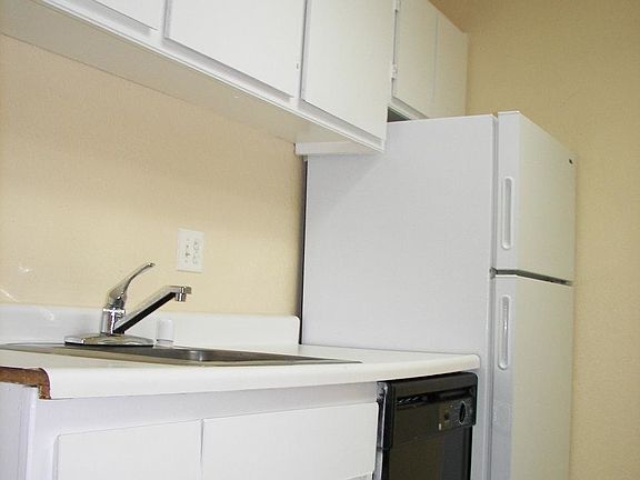 3rd image of 2091 W La Loma Dr APT 4A