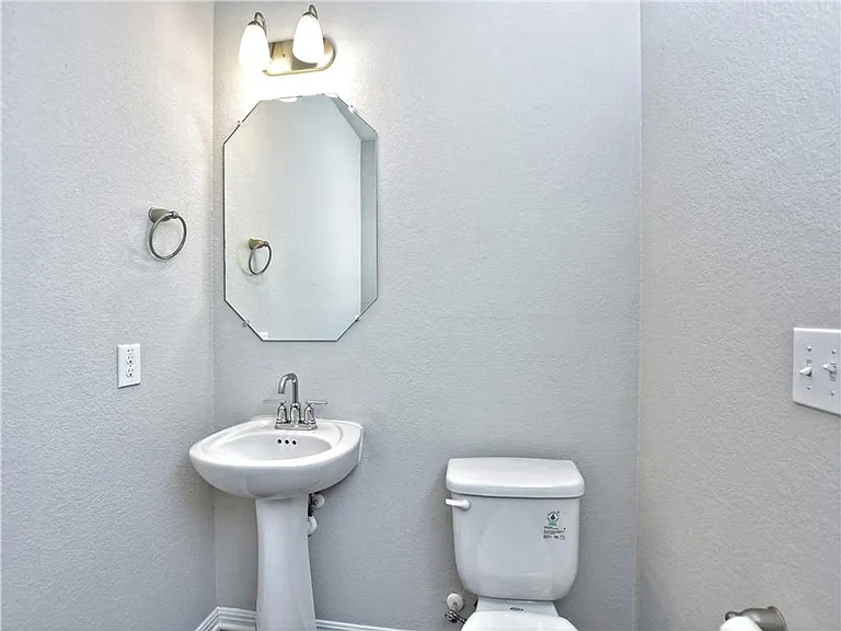 3240 E Whitestone Blvd #21 — Photo 11