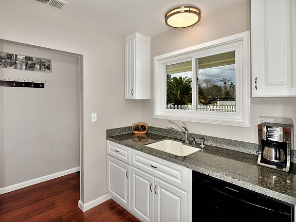 3rd image of 840 Murray Road