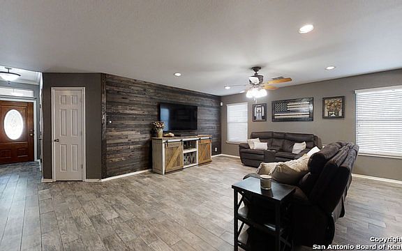 5th image of 2485 Medina Dr