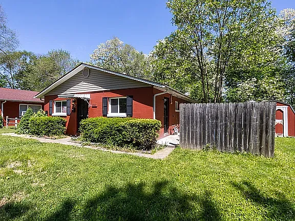 2028 E Clay St — Photo 3
