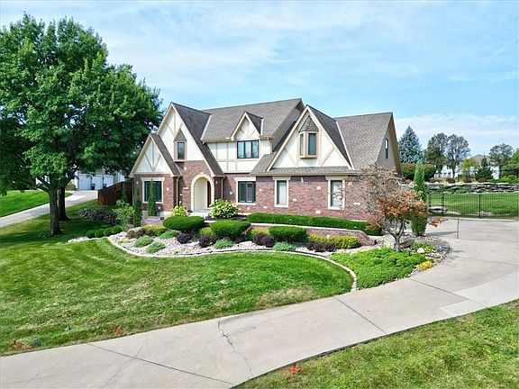 3rd image of 3404 Thornbird St