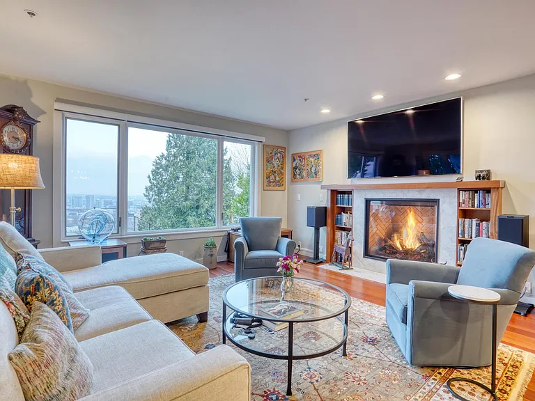612 NW Westover Ter — Photo 4