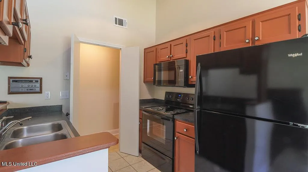 3 bed, 2.0 bath, 1328 sqft, $1,595 — Photo 3