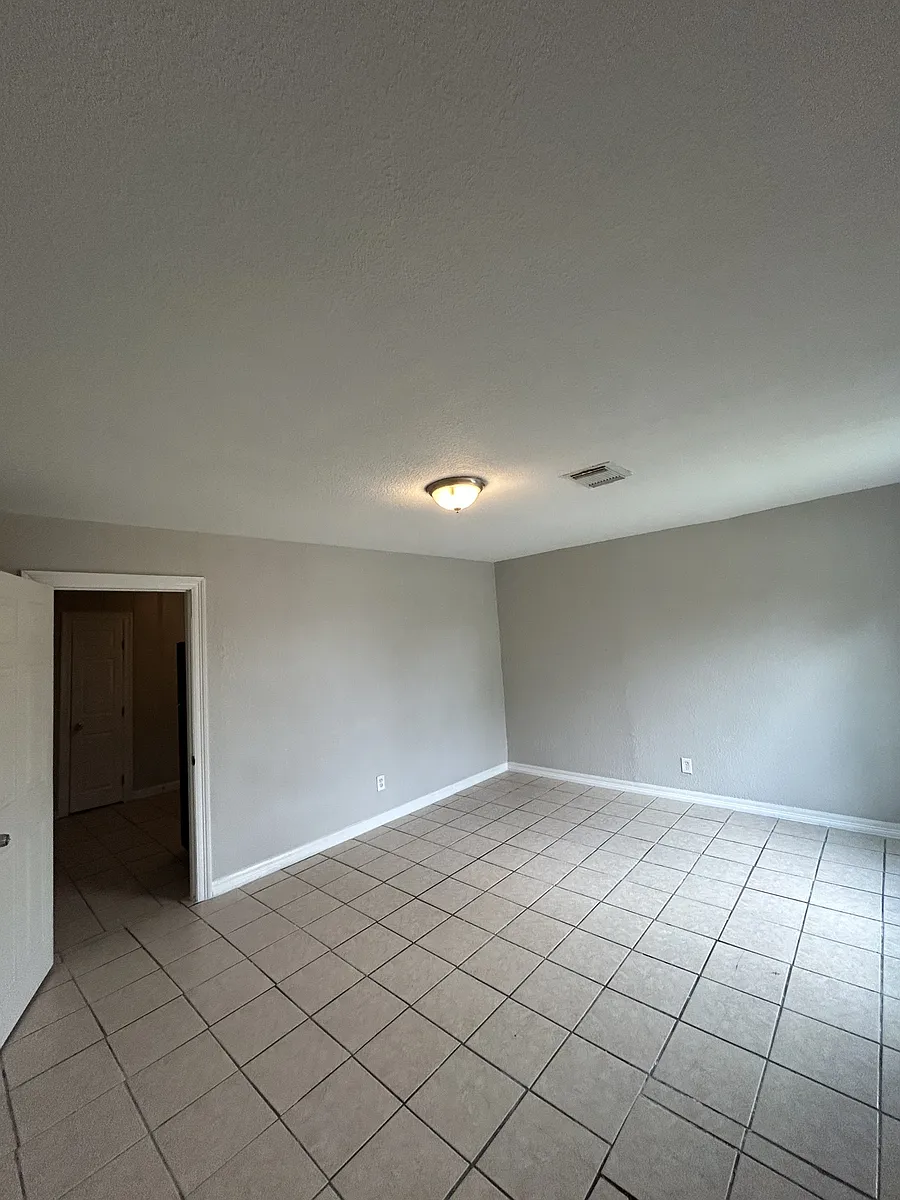 Bonus room - 301 Austin Ave #2