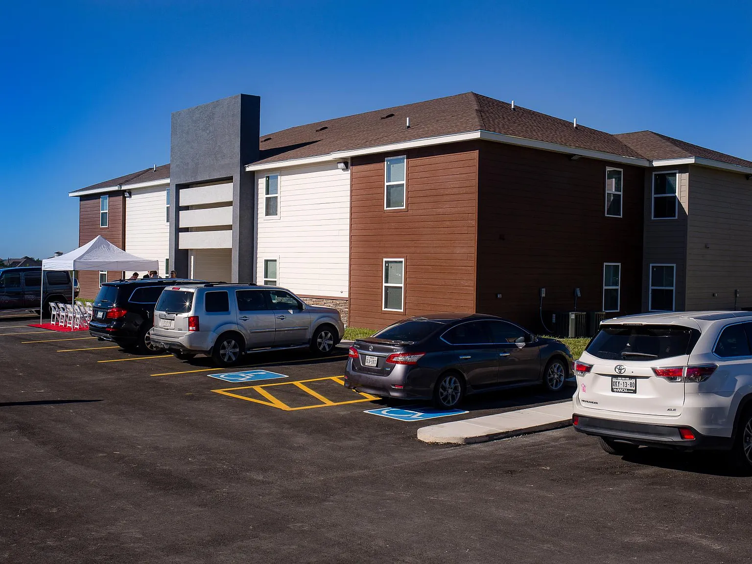 200 S Alex Ave — Photo 2
