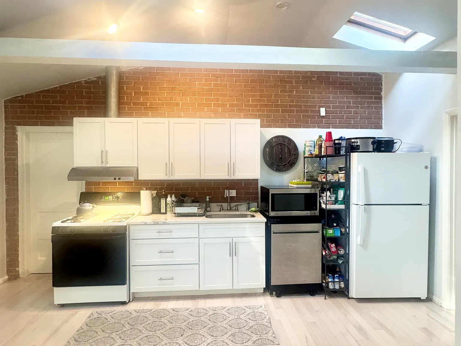 1 bed, 700 sqft, $1,800 — Photo 4