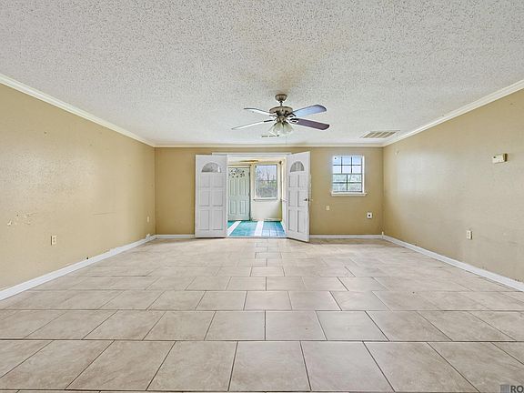 3rd image of 943 Whitehead St