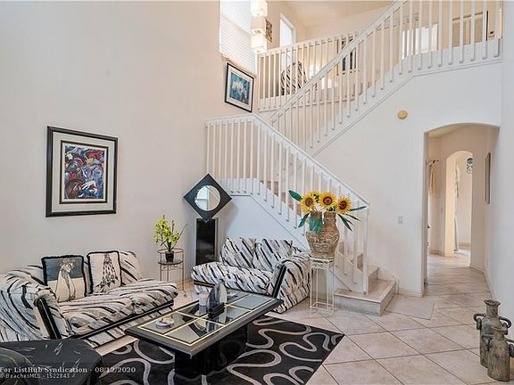 4th image of 3832 SW 49th Ct