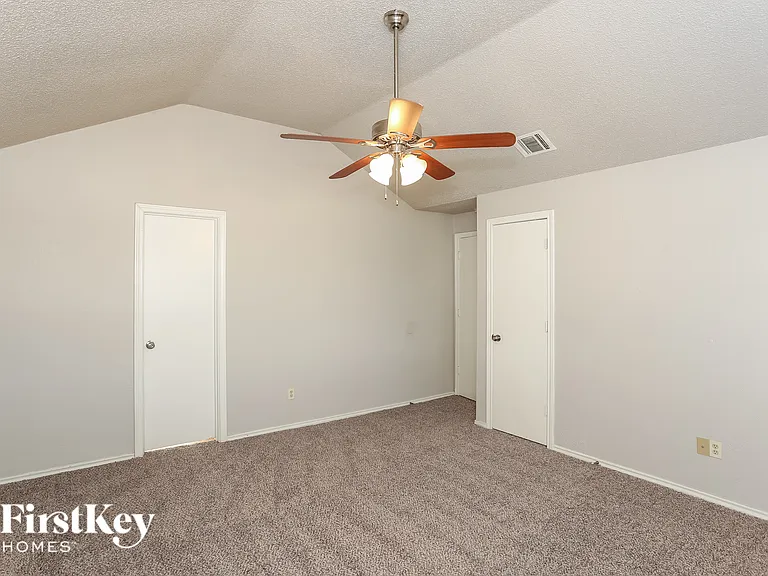 2321 Lakeshore Ln — Photo 9