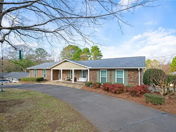 136 Meadow Ln, Calhoun, GA 30701
