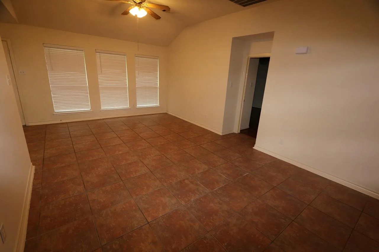 3 bed, 2.0 bath, 1232 sqft, $1,525 — Photo 2