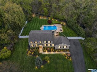 19 Blueberry Ct, Mahwah, NJ 07430
