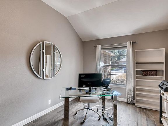 4th image of 1327 Nightingale Dr