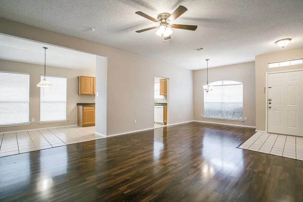 3 bed, 2.0 bath, 1728 sqft, $2,360 — Photo 2