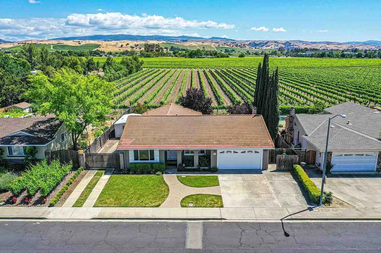 4027 Guilford Ave photo 1