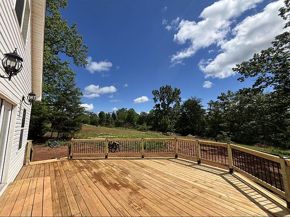 5th image of 72 Mountain Range Rd