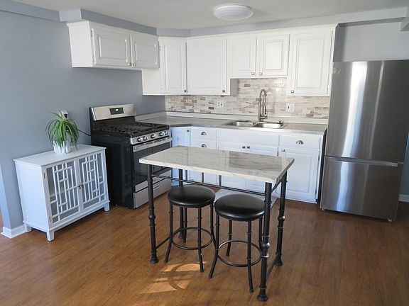 2nd image of 449 Argyle Cres