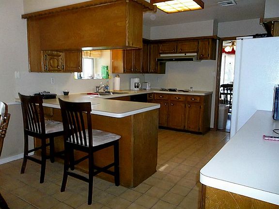 Great Kitchen with Breakfast Bar