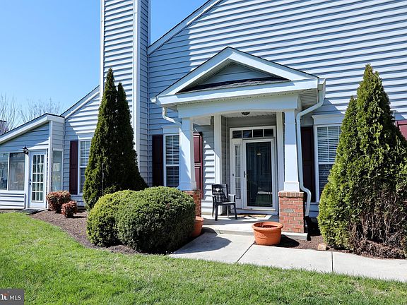 3rd image of 242 Williamsburg Cir