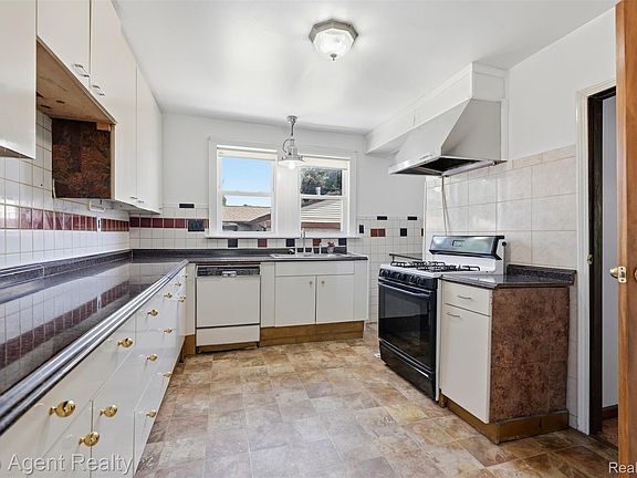 4th image of 20219 Nicke St