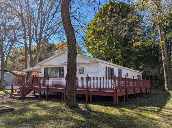 8 Gwyn Ln W, Bloomfield, NY 14469