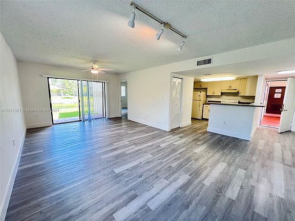 4th image of 9936 Nob Hill Pl #9936