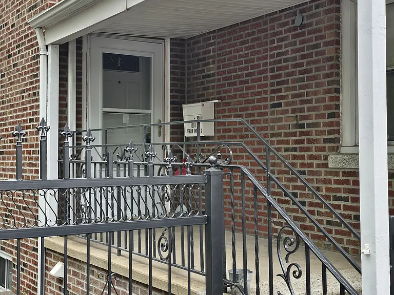 1250 Pelham Pkwy S #B — Photo 2