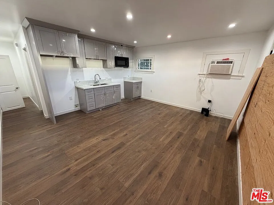 1 bed, 2.0 bath, 700 sqft, $1,800 — Photo 3