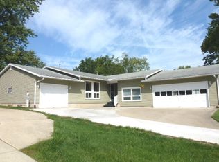 69 Hillcrest Dr, Clinton, IL 61727