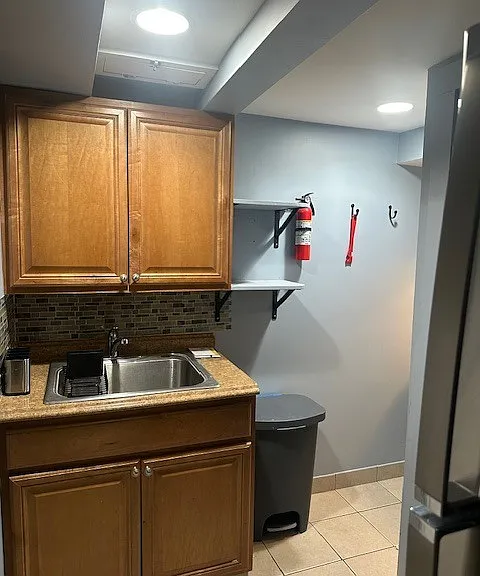 2136 Barnum Ave — Photo 4