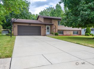 615 N Greenfield Dr, Freeport, IL 61032
