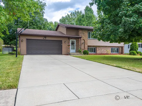 615 N Greenfield Dr, Freeport, IL 61032