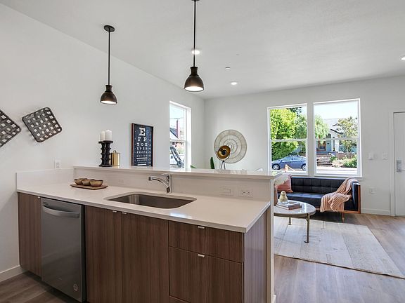 3rd image of 5531-5541 N Greeley Ave #5541/103