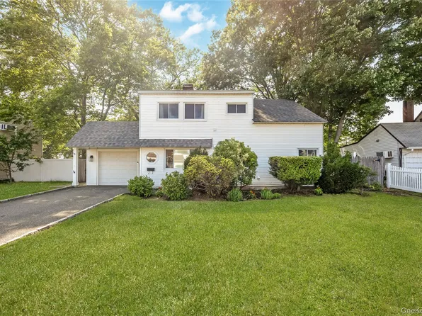 201 Cypress Lane W, Westbury, NY 11590